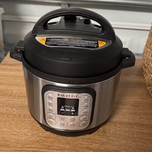 Instant Pot Black and Silver Pressure Cooker